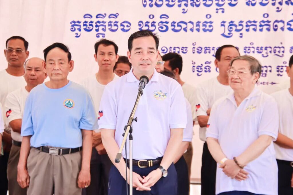 កូនបង្កង និងកូនត្រី ជិត ១០ម៉ឺនក្បាល ត្រូវបានលែងចូលតំបន់បឹងធំ ក្នុងស្រុកកំពង់សៀម ខេត្តកំពង់ចាម