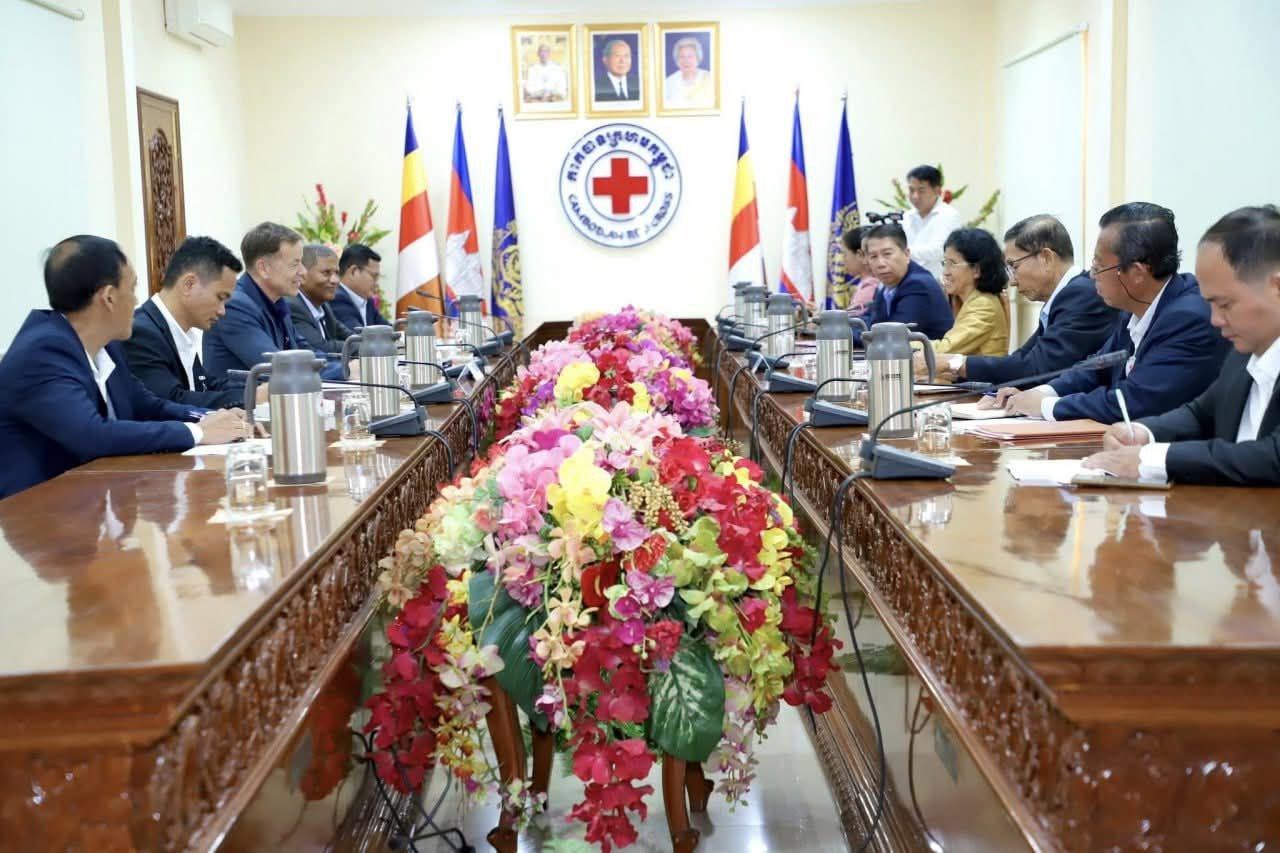 កាកបាទក្រហមអន្តរជាតិ នាំយកសំបុត្រសម្ងាត់សរសេរដោយយោធិនខ្មែរ១៨នាក់ជាប់ឃុំនៅថៃ មកឱ្យក្រុមគ្រួសារនៅកម្ពុជា