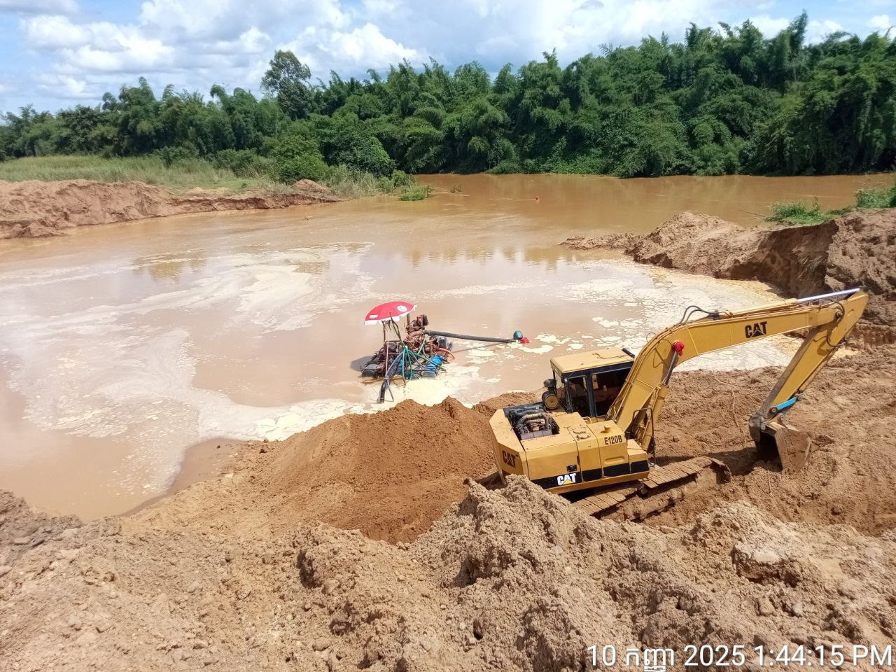 ការដ្ឋានបូមខ្សាច់របស់លោកទូ ធានទឺ នៅឃុំកំប្រង់ ស្រុកកំរៀង ខេត្តបាត់ដំបង កំពុងបង្កហានិភ័យដល់អ្នកដំណើរ និងបាក់ដីមាត់ស្ទឹង