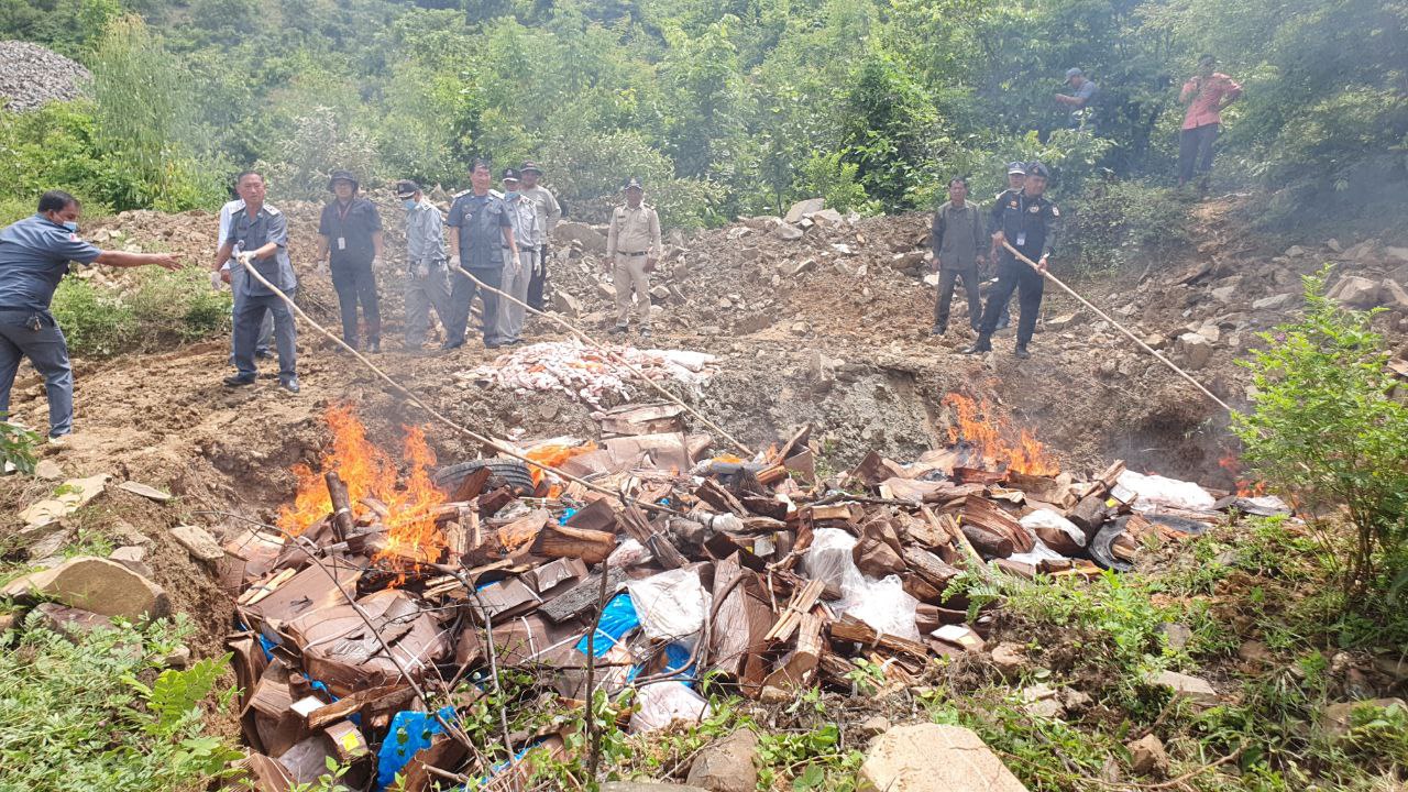 គយឃាត់រថយន្តដឹកសាច់បង្កកជិត៧តោន ដុតកំទេចចោល សង្ស័យចរាចរលុយគ្នាមិនត្រូវ