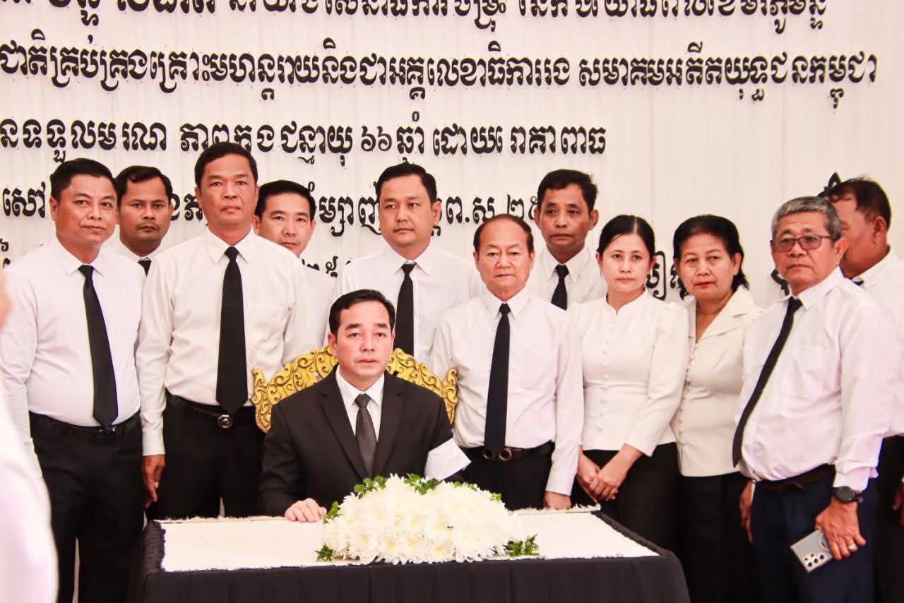 អភិបាលខេត្តកំពង់ចាម អញ្ជើញដឹកនាំប្រតិភូខេត្ត ចូលរួមគោរពវិញ្ញាណក្ខន្ធ ឯកឧត្ដម ឧត្តមសេនីយ៍ឯក ច័ន្ទ លំផាត់ នៅក្រុងក្រចេះ