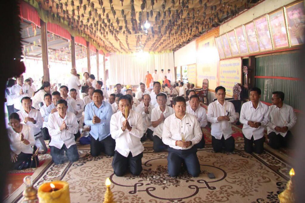 ថ្នាក់ដឹកនាំរដ្ឋបាលស្រុកស្រីសន្ធរអញ្ជើញចូលរួមពិធីបុណ្យកាន់បិណ្ឌទី៩ជាមួយប្រជាពុទ្ធបរិស័ទចំណុះជើងវត្តកោះកែវក្នុងឃុំព្រែកដំបូក និងវត្តក្សេរ នៅក្នុងឃុំព្រែករំដេង