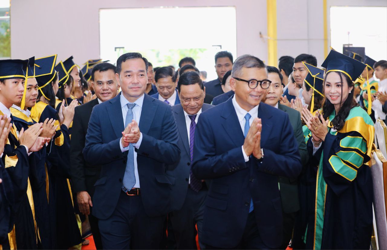 ឯកឧត្តមអ៊ុន ចាន់ដា អញ្ជើញចូលរួមពិធីប្រគល់សញ្ញាបត្រជូននិស្សិតជ័យលាភី ចំនួន ២២២៣ អង្គ/នាក់ នៃសាខាសាកលវិទ្យាល័យគ្រប់គ្រង និងសេដ្ឋកិច្ច (UME) ខេត្តកំពង់ចាម