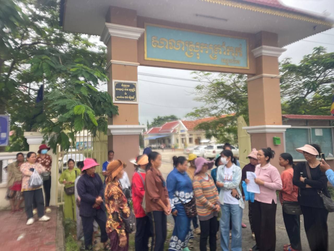 អាជីវករកញ្ច្រែងល្អីផ្សារអង្គតាសោមប្រតិកម្មតវ៉ាចំពោះរដ្ឋបាលស្រុកត្រាំកក់ក្នុងការរៀបចំសណ្តាប់ធ្នាប់