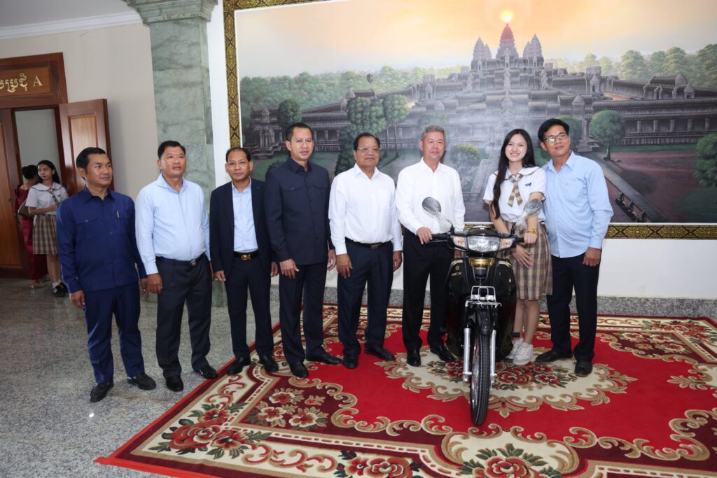 សិស្សប្រឡងសញ្ញាបត្រមធ្យមសិក្សាទុតិយភូមិ និទ្ទេស “A” នៅក្រុងតាខ្មៅ ខេត្តកណ្តាល ចំនួន ៨០នាក់ បានទទួលរង្វាន់ ម៉ូតូម្នាក់ ០១គ្រឿង