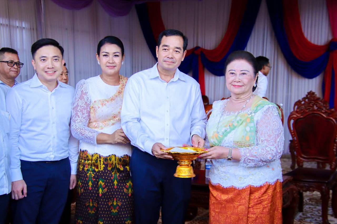 ឯកឧត្តម អ៊ុន ចាន់ដា និងលោកជំទាវ អញ្ជើញចូលរួមពិធីសូត្រមន្ត ក្រុងពាលី ក្នុងពិធីបុណ្យកឋិនទានសាមគ្គី វត្តបុទុមរតនដីដុះ