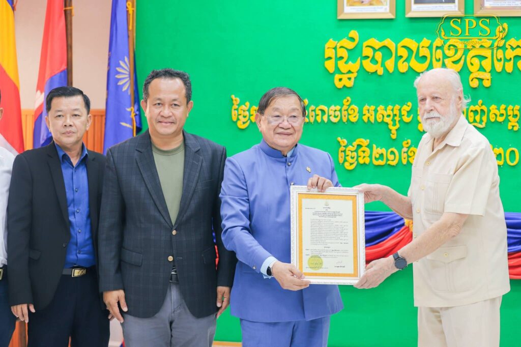 ឯកឧត្ដម ខៀវ កាញារីទ្ធ អញ្ជើញជាអធិបតីពិធីប្រគល់ព្រះរាជក្រឹត្យផ្ដល់សញ្ជាតិខ្មែរ ជូនលោក ក្លែន ន័បឺត ហាន់ ជនជាតិអាល្លឺម៉ង់