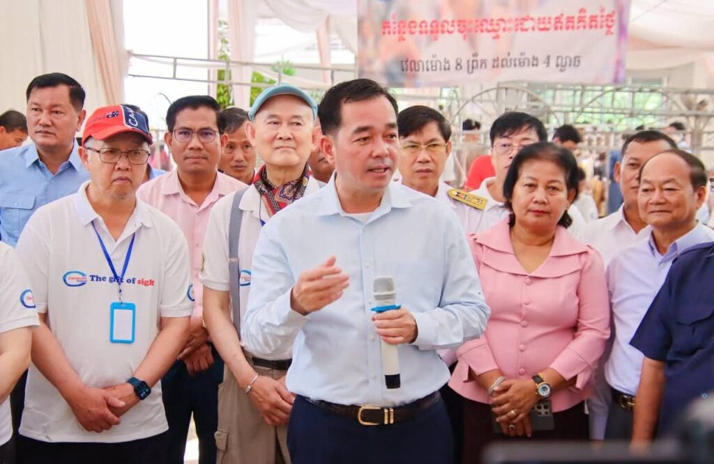 ឯកឧត្តម អ៊ុន ចាន់ដា អញ្ជើញសំណេះសំណាល ជាមួយប្រជាពលរដ្ឋមកពិនិត្យ និងព្យាបាលភ្នែកដោយឥតគិតថ្លៃ ដោយគ្រូពេទ្យជំនាញអូស្ត្រាលី