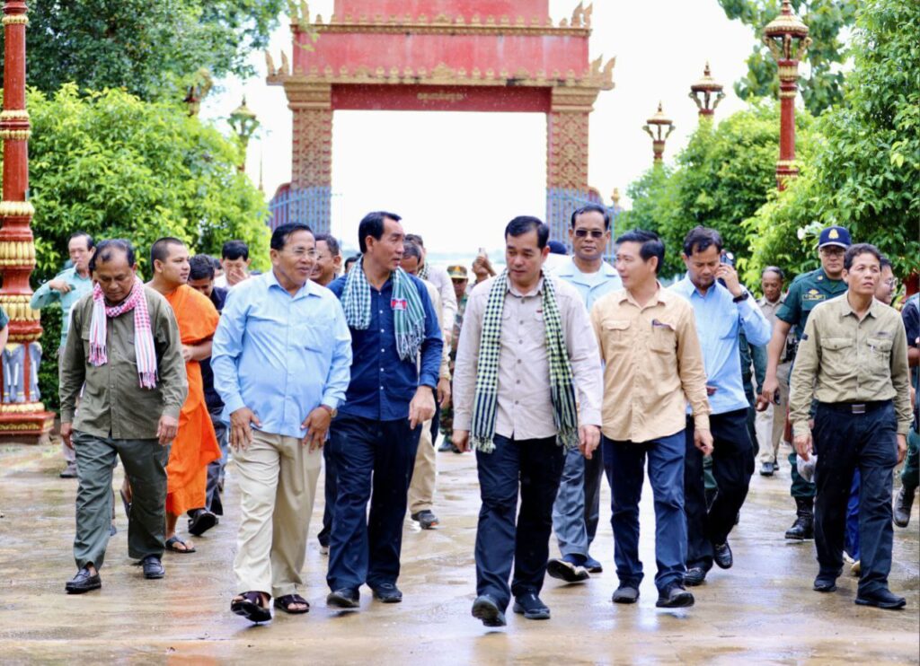 ឯកឧត្តម អ៊ុន ចាន់ដា នាំយកអំណោយសង្គ្រោះបន្ទាន់ចែកជូនពលរដ្ឋ ២៣គ្រួសារ រងផលប៉ះពាល់ដោយគ្រោះទឹកជំនន់ ក្នុងឃុំទួលព្រះឃ្លាំង ស្រុកស្ទឹងត្រង់