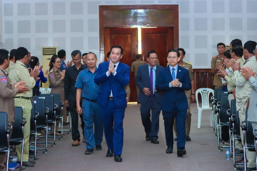 អភិបាលខេត្តកំពង់ចាម ស្នើឲ្យមន្ទីររៀបចំដែនដីនគរូបនីយកម្ម និងសុរិយោដី ពន្លឿនចែកប័ណ្ណកម្មសិទ្ធិដីធ្លី ឲ្យបានរួចរាល់ត្រឹមដំណាច់ឆ្នាំ២០២៥