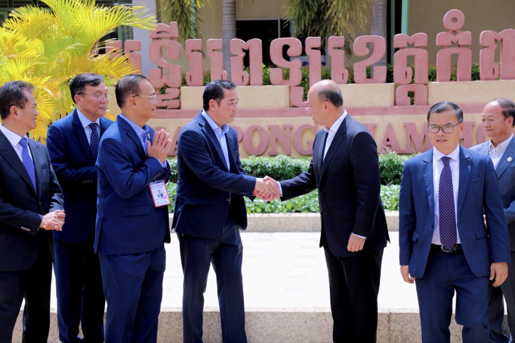 ឯកឧត្តម អ៊ុន ចាន់ដា អមដំណើរ ឯកឧត្តម ឧបនាយករដ្ឋមន្ត្រី ហ៊ុន ម៉ានី អញ្ជើញជួបសំណេះសំណាល និងឈ្វេងយល់ពីអង្គភាពផ្តល់សេវាសាធារណៈគំរូ របស់មន្ទីរពេទ្យបង្អែកខេត្តកំពង់ចាម