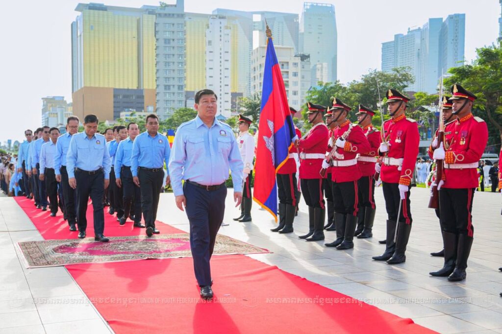 ឯកឧត្តម សាយ សំអាល់ អនុប្រធានសហភាពសហព័ន្ធយុវជនកម្ពុជា និងជាតំណាង ឯកឧត្តម ហ៊ុន ម៉ានី ប្រធានសហភាពសហព័ន្ធយុវជនកម្ពុជា បានអញ្ជើញទៅគោរពព្រះវិញ្ញាណក្ខន្ធ និងថ្វាយ កម្រងផ្កានៅស្ថូបព្រះបរមរូប