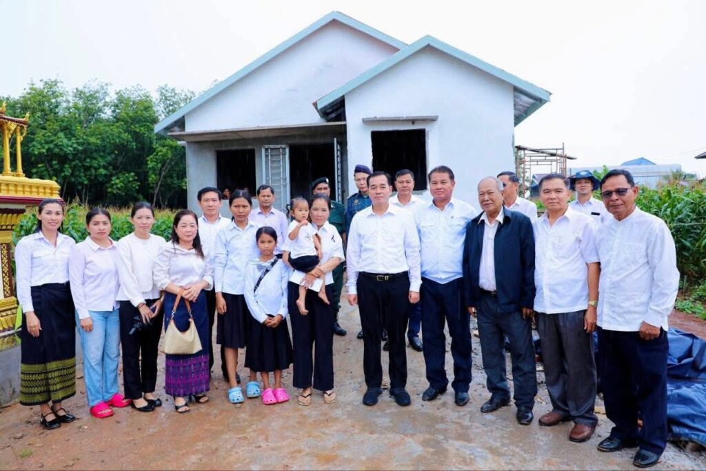 ឯកឧត្តម អ៊ុន ចាន់ដា អញ្ជើញចូលរួមពិធីបុណ្យខួប ១០០ថ្ងៃ របស់វីរកងទ័ព សៀង សាត និងចុះពិនិត្យវឌ្ឍនភាពការងារសាងសង់ផ្ទះ ជូនគ្រួសាវីរយុទ្ធជន អំណោយដ៏ថ្លៃថ្លារបស់លោកជំទាវបណ្ឌិត ពេជ្រ ច័ន្ទមុន្នី ហ៊ុន ម៉ាណែត ស្ថិតនៅស្រុកចំការលើ