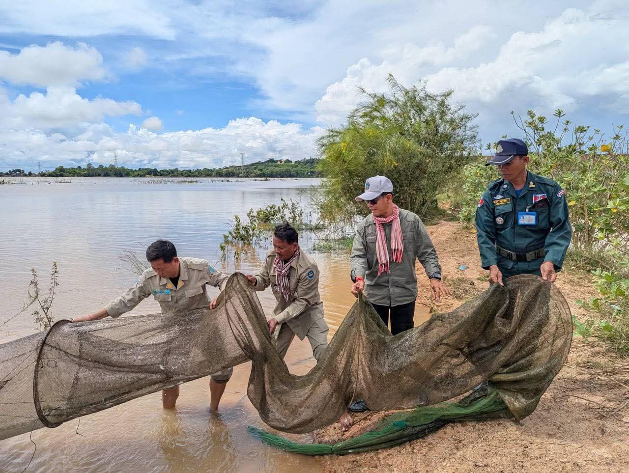 ខណ្ឌរដ្ឋបាលជលផលកំពង់ចាម សហការជាមួយអាជ្ញាធរ និងកម្លាំងជំនាញមូលដ្ឋាន ចុះបង្ក្រាបបទល្មើសនេសាទ ២ករណី នៅក្នុងស្រុកបាធាយ