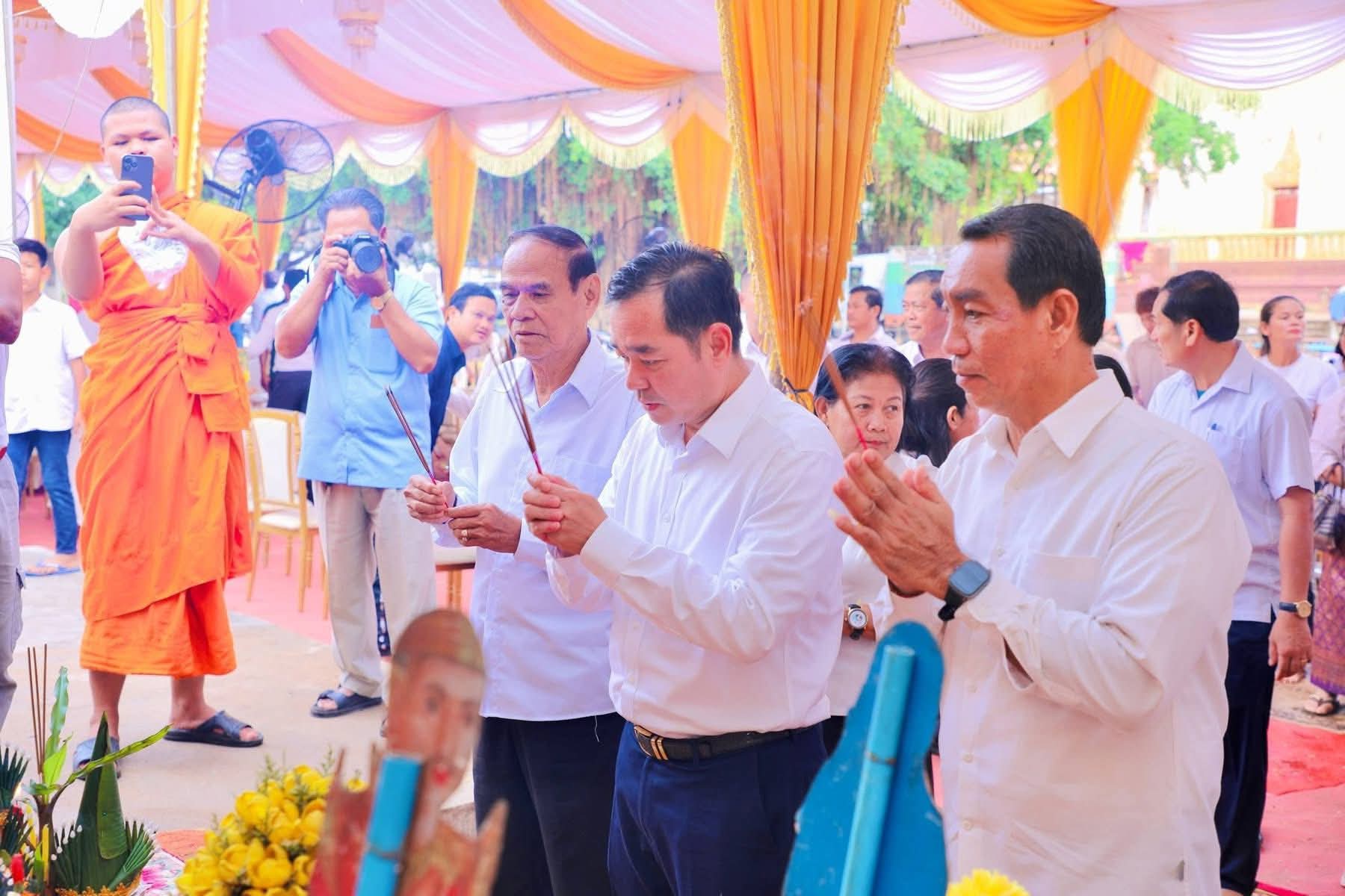 ឯកឧត្តម អ៊ុន ចាន់ដា អញ្ជើញចូលរួមពិធីបុណ្យឆ្លងចេតិយ និងខួប ១០០ថ្ងៃ វីរយុទ្ធជន ព្រិន្ទបាលឯក ភាព សោភ័ណ នៅស្រុកស្ទឹងត្រង់ ឯកឧត្តម អ៊ុន ចាន់ដា អញ្ជើញចូលរួមពិធីបុណ្យឆ្លងចេតិយ និងខួប ១០០ថ្ងៃ វីរយុទ្ធជន ព្រិន្ទបាលឯក ភាព សោភ័ណ នៅស្រុកស្ទឹងត្រង់