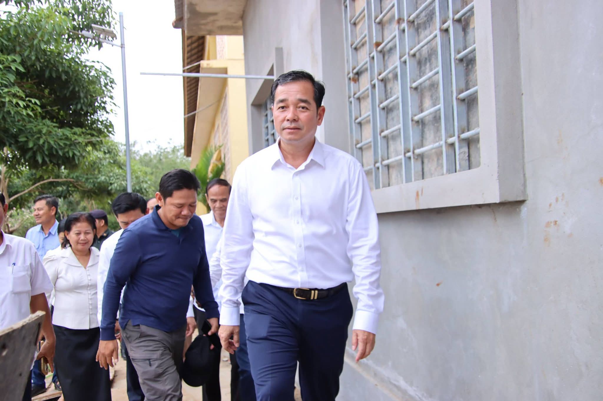 ឯកឧត្តម អ៊ុន ចាន់ដា អញ្ជើញចុះពិនិត្យវឌ្ឍនភាពនៃការសាងសង់ អគារសិក្សាថ្មី និងទីចាត់ការ ១ខ្នង នៅវិទ្យាល័យ ហ៊ុន សែន អារក្សត្នោត ដែលជាអំណោយរបស់សម្តេចធិបតី ឯកឧត្តម អ៊ុន ចាន់ដា អញ្ជើញចុះពិនិត្យវឌ្ឍនភាពនៃការសាងសង់ អគារសិក្សាថ្មី និងទីចាត់ការ ១ខ្នង នៅវិទ្យាល័យ ហ៊ុន សែន អារក្សត្នោត ដែលជាអំណោយរបស់សម្តេចធិបតី