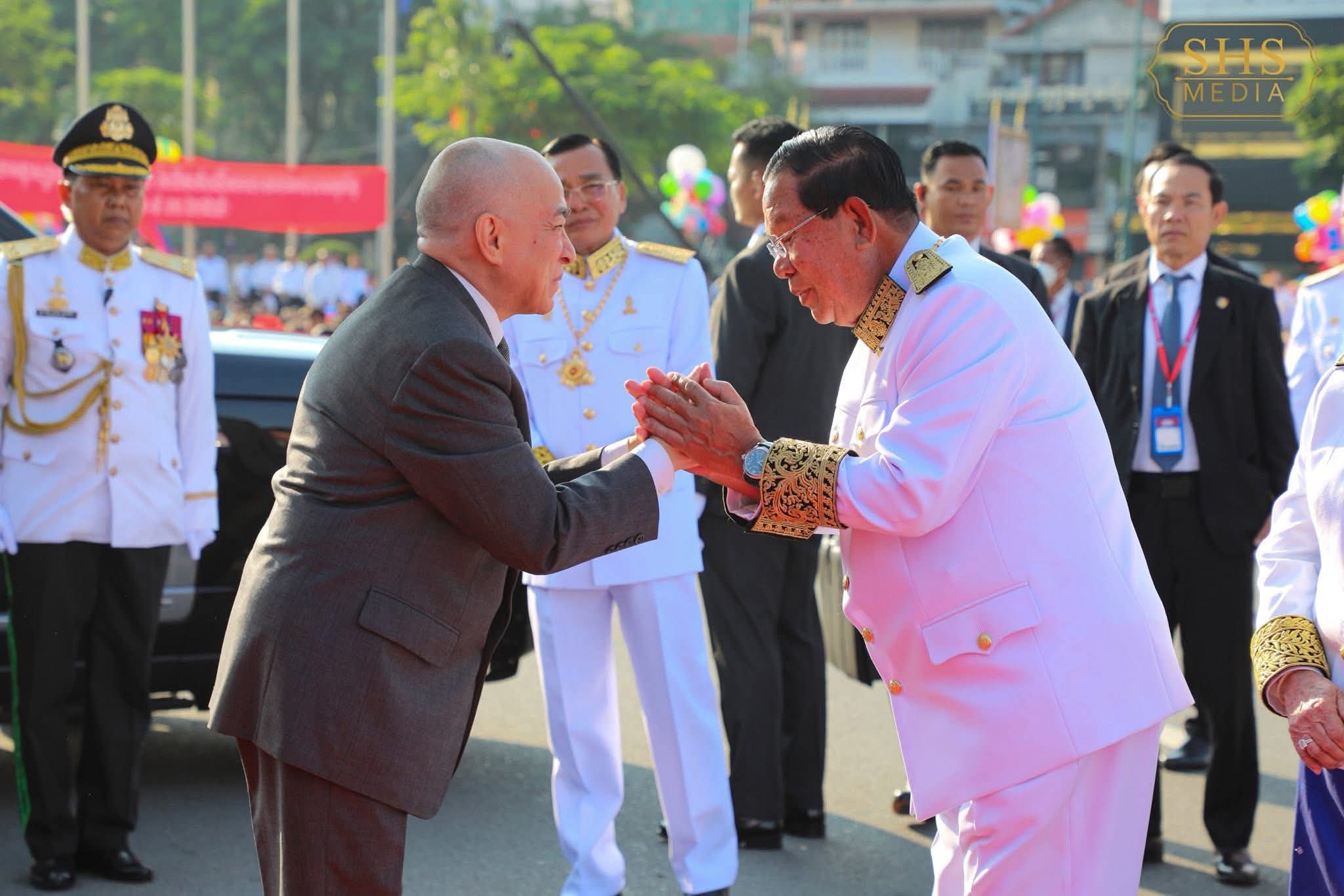 សម្ដេចតេជោ ហ៊ុន សែន អញ្ជើញដង្ហែព្រះមហាក្សត្រ ក្នុងខួបអនុស្សាវរីយ៍៧២ឆ្នាំ នៃទិវាបុណ្យឯករាជ្យជាតិ ៩វិច្ឆិកា សម្ដេចតេជោ ហ៊ុន សែន អញ្ជើញដង្ហែព្រះមហាក្សត្រ ក្នុងខួបអនុស្សាវរីយ៍៧២ឆ្នាំ នៃទិវាបុណ្យឯករាជ្យជាតិ ៩វិច្ឆិកា