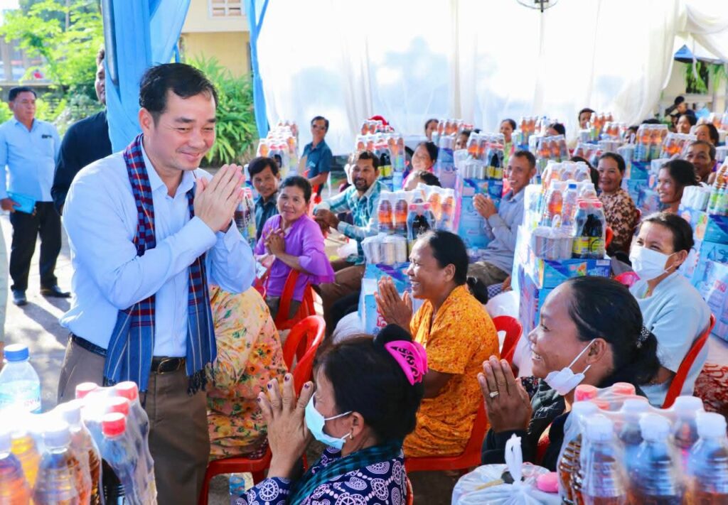 ឯកឧត្តម អ៊ុន ចាន់ដា នាំយកស្បៀងអាហារ ផ្តល់ជូនប្រជាពលរដ្ឋ ១៧១គ្រួសារ ដែលរងគ្រោះដោយទឹកជំនន់ នៅស្រុកកោះសូទិន 