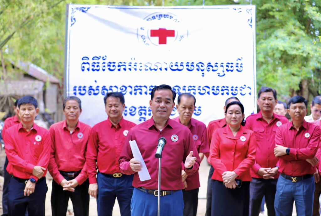 ឯកឧត្តម អ៊ុន ចាន់ដា នាំអំណោយមនុស្សធម៌របស់សម្តេចកិត្តិព្រឹទ្ធបណ្ឌិត ប្រធានកាកបាទក្រហមកម្ពុជា ផ្តល់ជូនពលរដ្ឋរងផលប៉ះពាល់ដោយទឹកជំនន់ សរុប ,៣១ គ្រួសារ ក្នុងឃុំព្រែកក្របៅ ស្រុក កងមាស