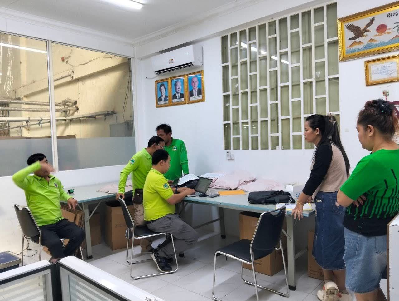 ក្រុមហ៊ុនស៊ីង ស៊ី វ៉ាង នៅសង្កាត់ចោមចៅទី១ ត្រូវរកឃើញបានដុតកម្ទេចក្រណាត់និងបង្កការបំពុលបរិស្ថាន ក្រុមហ៊ុនស៊ីង ស៊ី វ៉ាង នៅសង្កាត់ចោមចៅទី១ ត្រូវរកឃើញបានដុតកម្ទេចក្រណាត់និងបង្កការបំពុលបរិស្ថាន