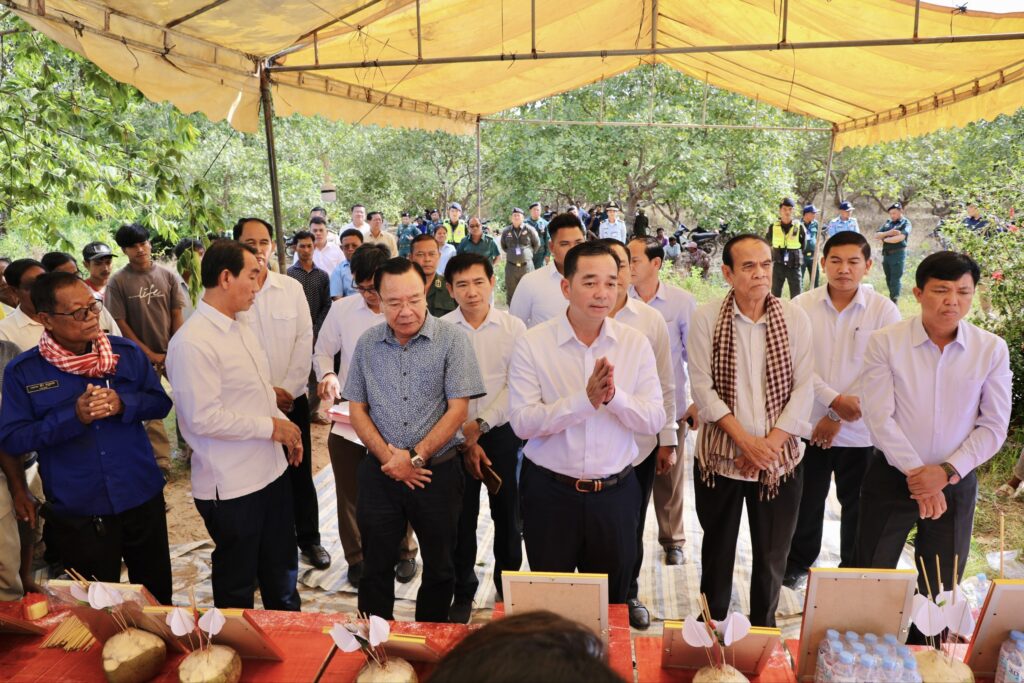 ឯកឧត្ដម អ៊ុន ចាន់ដា ចូលរួមរំលែកទុក្ខដល់គ្រួសារព រងគ្រោះដោយអំពើឃាតកម្មដ៏សាហាវយង់ឃ្នង សម្លាប់ជីវិតមនុស្ស ៩នាក់ នៅឃុំទួលសំបួរ ស្រុកស្ទឹងត្រង់