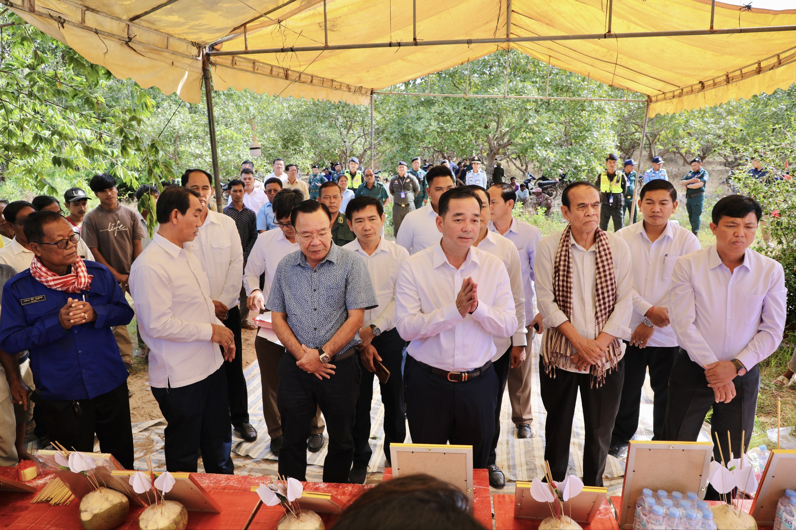 ឯកឧត្ដម អ៊ុន ចាន់ដា ចូលរួមរំលែកទុក្ខដល់គ្រួសារព រងគ្រោះដោយអំពើឃាតកម្មដ៏សាហាវយង់ឃ្នង សម្លាប់ជីវិតមនុស្ស ៩នាក់ នៅឃុំទួលសំបួរ ស្រុកស្ទឹងត្រង់ ឯកឧត្ដម អ៊ុន ចាន់ដា ចូលរួមរំលែកទុក្ខដល់គ្រួសារព រងគ្រោះដោយអំពើឃាតកម្មដ៏សាហាវយង់ឃ្នង សម្លាប់ជីវិតមនុស្ស ៩នាក់ នៅឃុំទួលសំបួរ ស្រុកស្ទឹងត្រង់