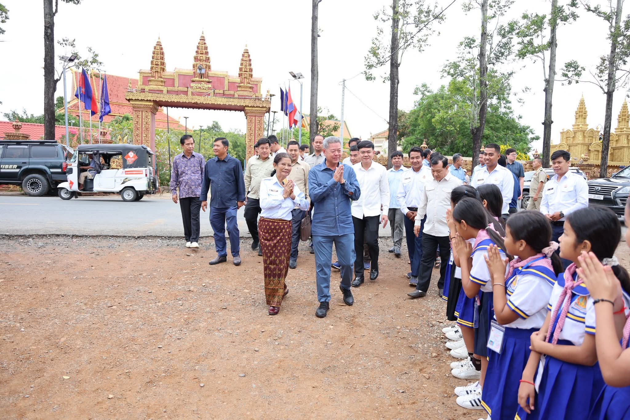 ឯកឧត្តម គួច ចំរើន ណែនាំអាជ្ញាធរស្រុកត្រូវតាមដានឱ្យបានជាប់ជាប្រចាំ និងត្រៀមជួយដោះស្រាយឱ្យបានទាន់ពេលវេលា ចំពោះស្ថានភាពទឹកលិចក្នុងភូមិសាស្ត្រឃុំឈើទាល