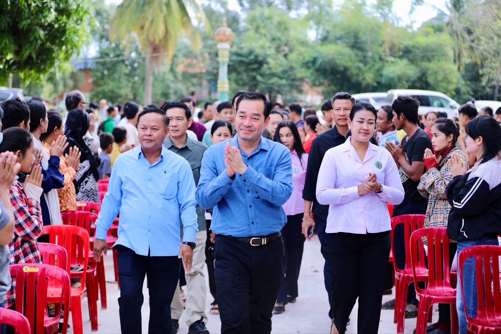 អភិបាលខេត្តកំពង់ចាម អញ្ជើញចុះសួរសុខទុក្ខ និងនាំយកអំណោយផ្តល់ជូនគ្រួសារពលរដ្ឋភៀសសឹកពីព្រំដែន កម្ពុជា-ថៃ មកស្នាក់នៅក្នុងស្រុកកងមាស