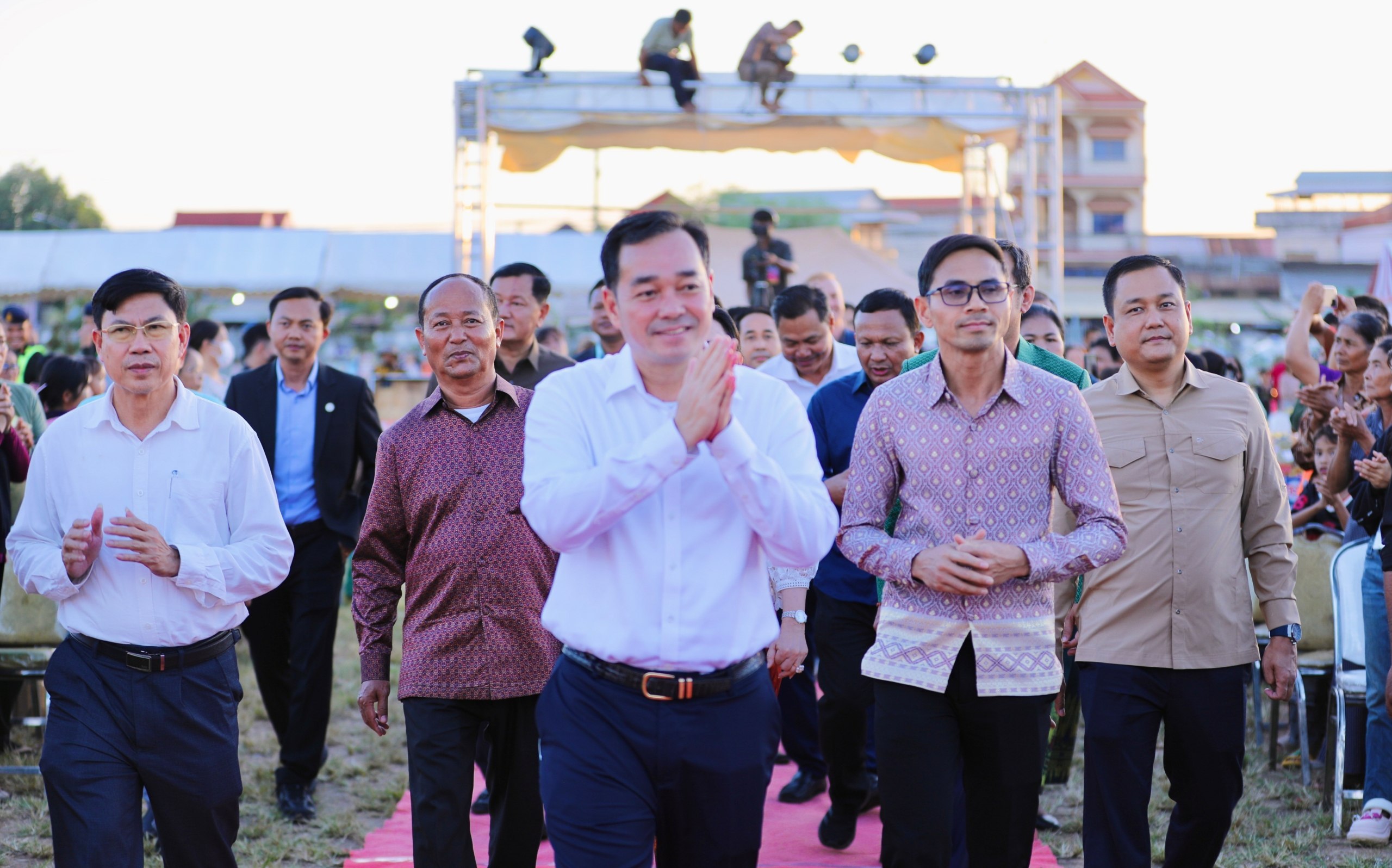 ពលរដ្ឋ ៥០០គ្រួសារ ទទួលអំណោយសប្បុរសធម៌  ក្នុងពិធីព្រឹត្តិការណ៍ មហោស្រព “កំពង់ចាមជាទីស្រឡាញ់”