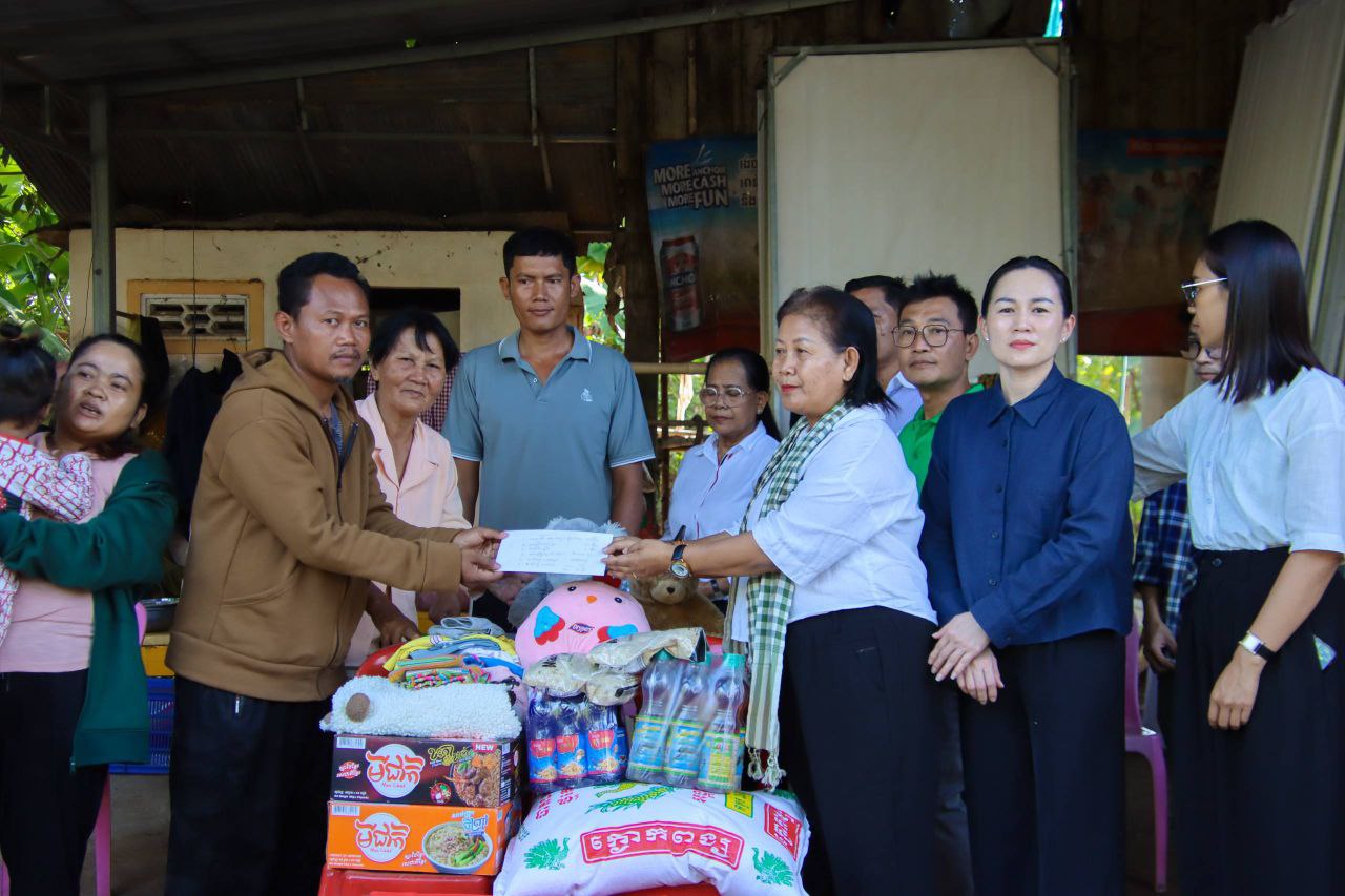 លោកស្រី សម ផល្លា នាំយកគ្រឿងឧបភោគបរិភោគ សំភារ:និងថវិកា ប្រគល់ជូនវីរៈកងទ័ព មួយគ្រួសារមានជំម្ងឺ នៅសង្កាត់សំបួរមាស