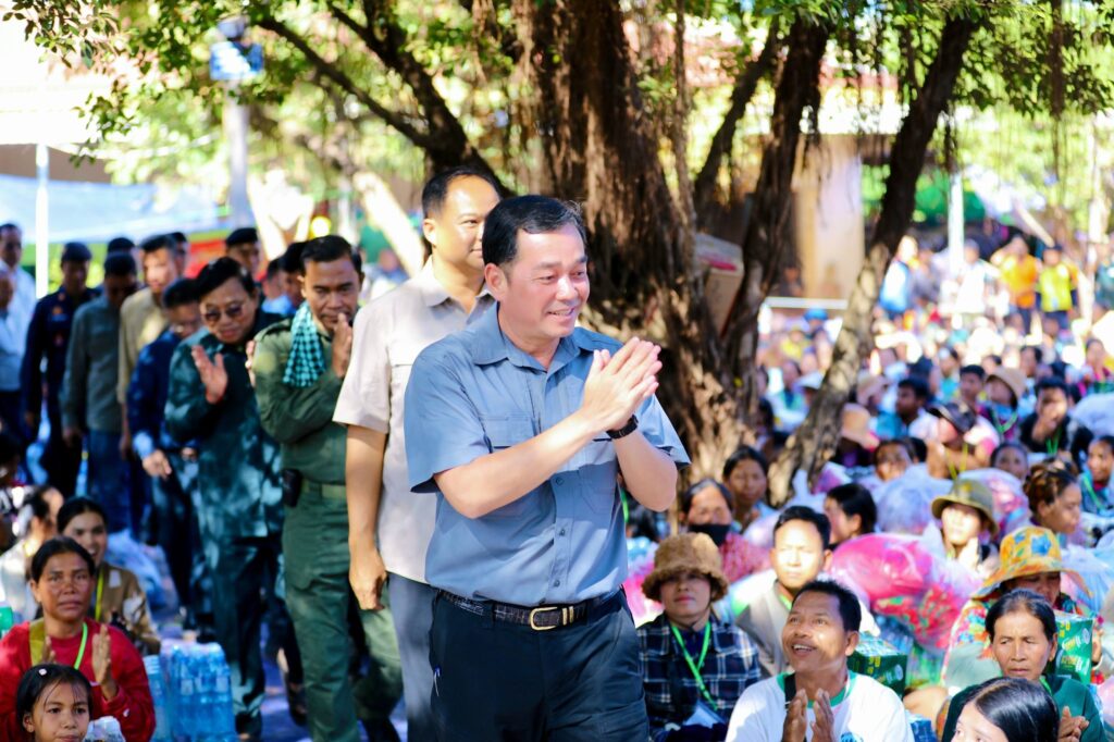 ឯកឧត្តម អ៊ុន ចាន់ដា ចុះសួរសុខទុក្ខ និងនាំយកអំណោយសម្តេចធិបតី ហ៊ុន ម៉ាណែត និងសប្បុរសជន ផ្តល់ជូនបងប្អូនភៀសសឹក នៅមណ្ឌលសុវត្ថិភាព ខេត្តព្រះវិហារ
