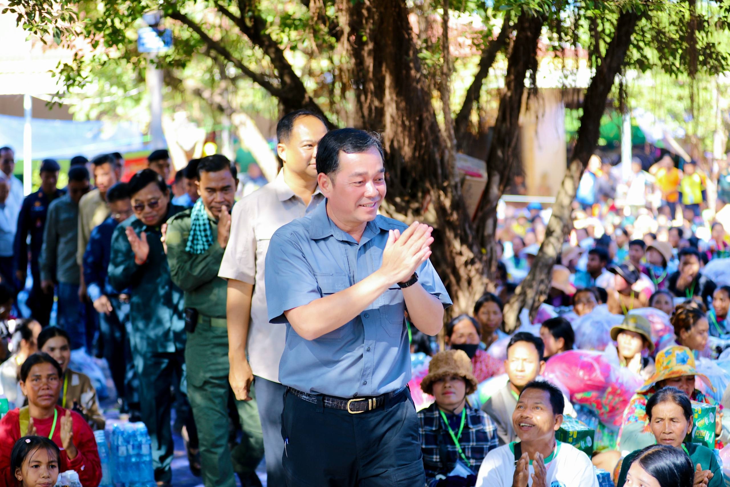 ឯកឧត្តម អ៊ុន ចាន់ដា ចុះសួរសុខទុក្ខ និងនាំយកអំណោយសម្តេចធិបតី ហ៊ុន ម៉ាណែត និងសប្បុរសជន ផ្តល់ជូនបងប្អូនភៀសសឹក នៅមណ្ឌលសុវត្ថិភាព ខេត្តព្រះវិហារ