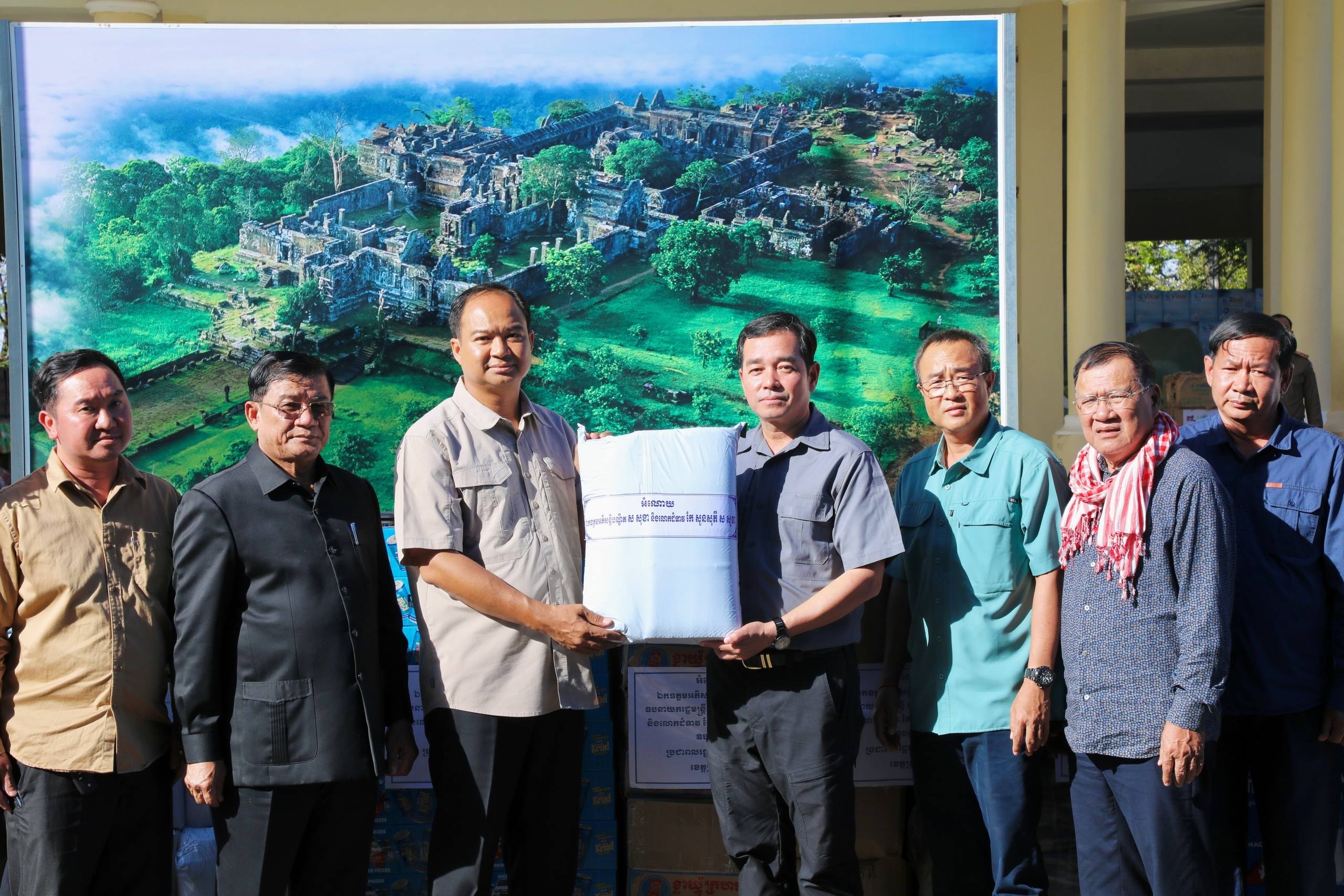 ឯកឯកឧត្តម អ៊ុន ចាន់ដា អំណោយដ៏ថ្លៃថ្លារបស់ប្រជាជន និងសប្បុរសជនខេត្តកំពង់ចាម ផ្តល់ជូនដល់វរកងទ័ព សឹករងខេត្តព្រះវិហារ និងអាជ្ញាធរជាតិប្រាសាទព្រះវិហារ