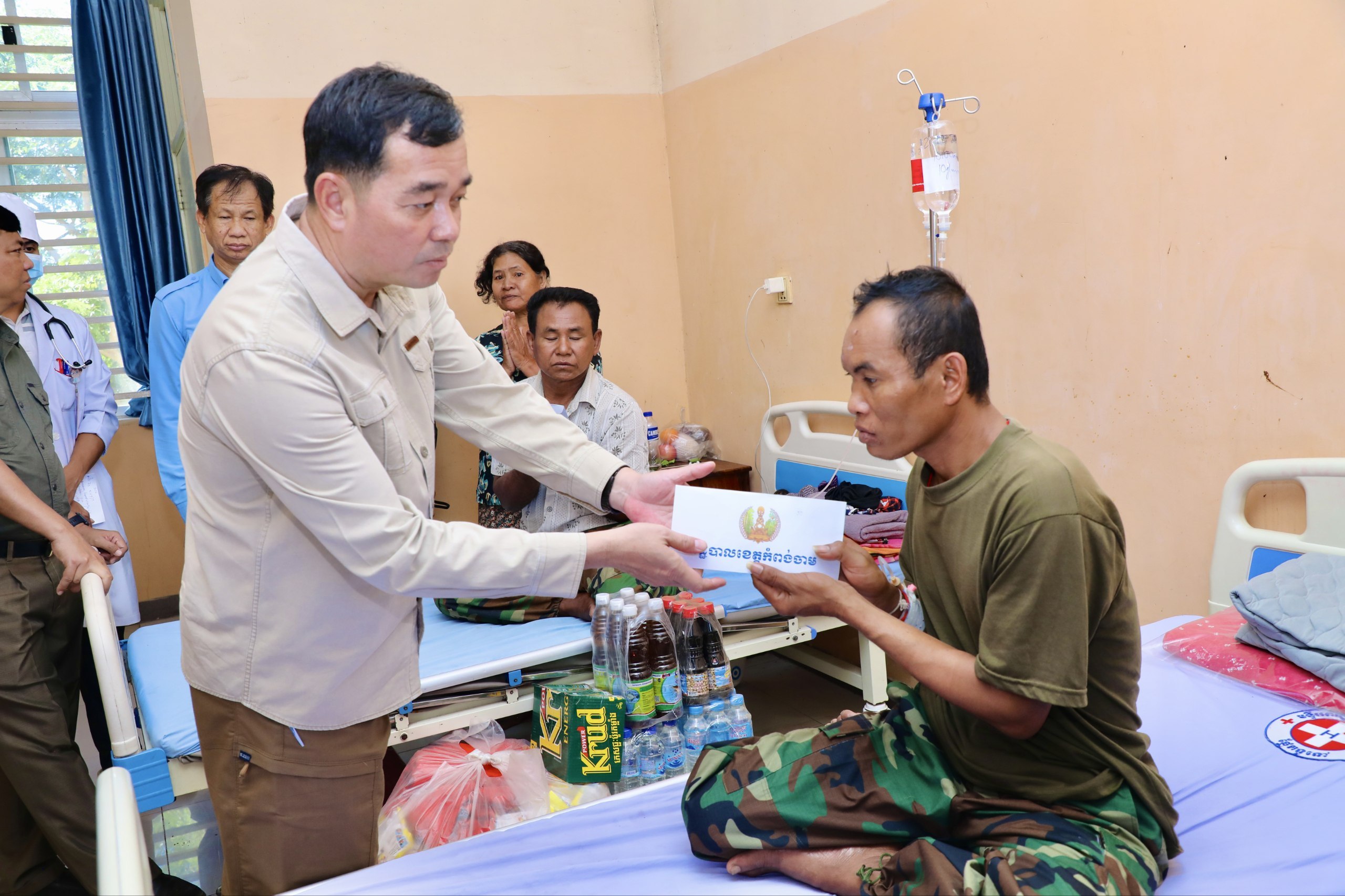 ឧត្តម អ៊ុន ចាន់ដា អញ្ជើញចុះសួរសុខទុក្ខ និងនាំអំណោយផ្តល់ជូន វីរកងទ័ពជួរមុខ កំពុងសម្រាកព្យាបាលជំងឺនៅមន្ទីរពេទ្យបង្អែក ស្រុកបាធាយ