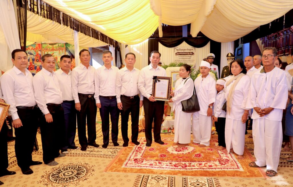 ឯកឧត្តម អ៊ុន ចាន់ដា ដឹកនាំប្រតិភូខេត្ត អញ្ជើញដាក់កម្រងផ្កា គោរពវិញ្ញាណក្ខន្ធសព លោកវរសេនីយ៍ឯក ស៊ុន សំបូរ វីរកងទ័ពពលីជីវិតក្នុងបុព្វហេតុការពារដែនអធិបតេយ្យភាពជាតិកម្ពុជា