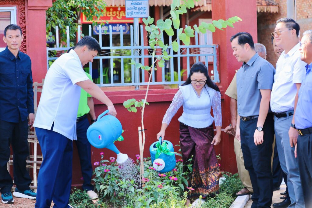 រដ្ឋមន្ត្រីក្រសួងរៀបចំដែនដី និងអភិបាលខេត្តកំពង់ចាម អញ្ជើញដាំដើមផ្កាជើងគោ លម្អអមសងខាងផ្លូវជាតិលេខ៧ ស្គន់-ក្រុងកំពង់ចាម