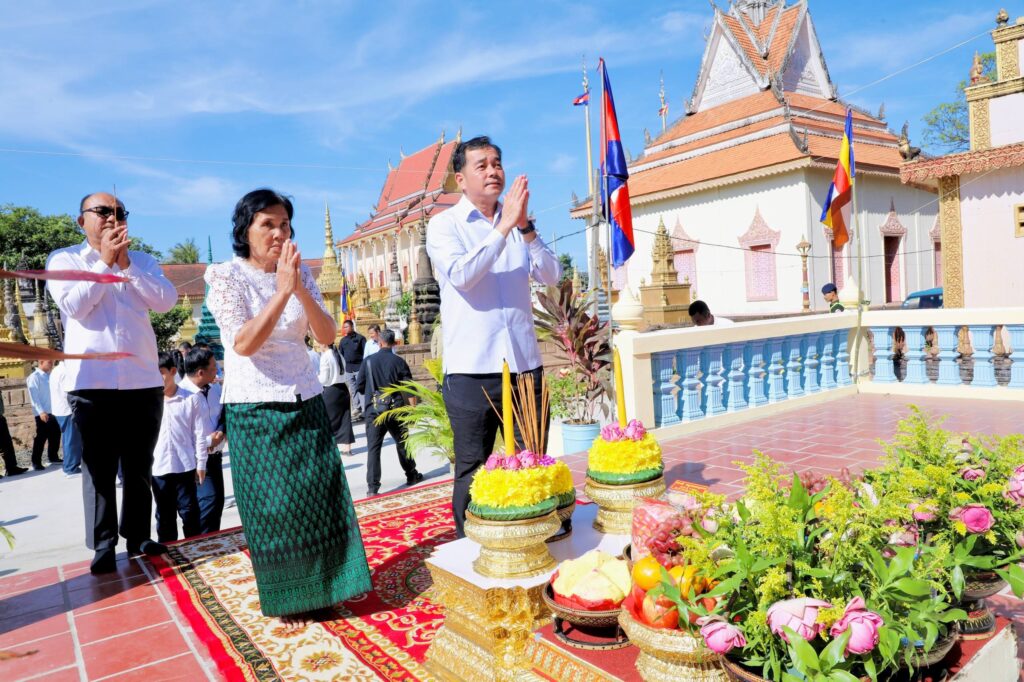 អភិបាលខេត្តកំពង់ចាម អញ្ជើញចូលរួមពិធីបុណ្យឆ្លងឈាបនដ្ឋាន និងសាលាបុណ្យ នៅវត្តកណ្តាលកោះ ស្រុកកោះសូទិន