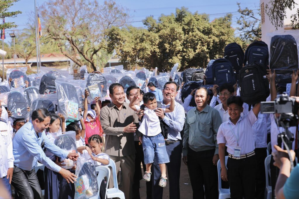 ឯកឧត្តម អ៊ុន ចាន់ដា បញ្ជាក់ថា៖ អាជ្ញាធរខេត្តបានផ្ដល់សម្ភារៈសិក្សា រៀបចំឲ្យសិស្សភៀសសឹក ជាង ២.០០០នាក់ បានចូលរៀន ក្នុងកំឡុងពេលព្រំដែន កម្ពុជា-ថៃ មានបញ្ហា 