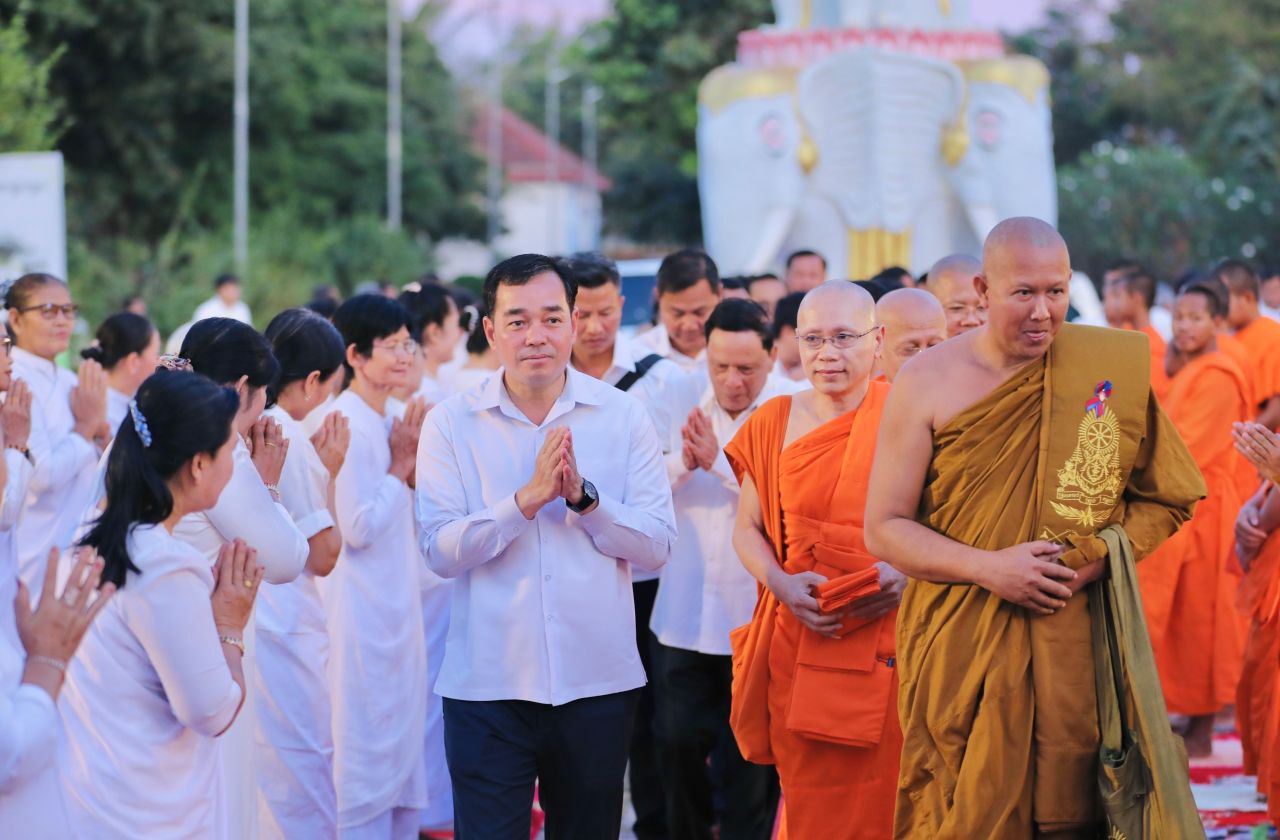 ព្រះសង្ឈ ពុទ្ធបរិស័ទ នឹងបងប្អូនប្រជាពលរដ្ឋខ្មែរ ប្រមាណជាង ១០០០អង្គនាក់ បានរៀបចំពិធីបួងសួងសុំសុខសន្តិភាពសម្រាប់ព្រះរាជាណាចក្រកម្ពុជា» នៅបរិវេណវត្តខេមវ័ន បឹងស្នាយ ក្រុងកំពង់ចាម ព្រះសង្ឈ ពុទ្ធបរិស័ទ នឹងបងប្អូនប្រជាពលរដ្ឋខ្មែរ ប្រមាណជាង ១០០០អង្គនាក់ បានរៀបចំពិធីបួងសួងសុំសុខសន្តិភាពសម្រាប់ព្រះរាជាណាចក្រកម្ពុជា» នៅបរិវេណវត្តខេមវ័ន បឹងស្នាយ ក្រុងកំពង់ចាម