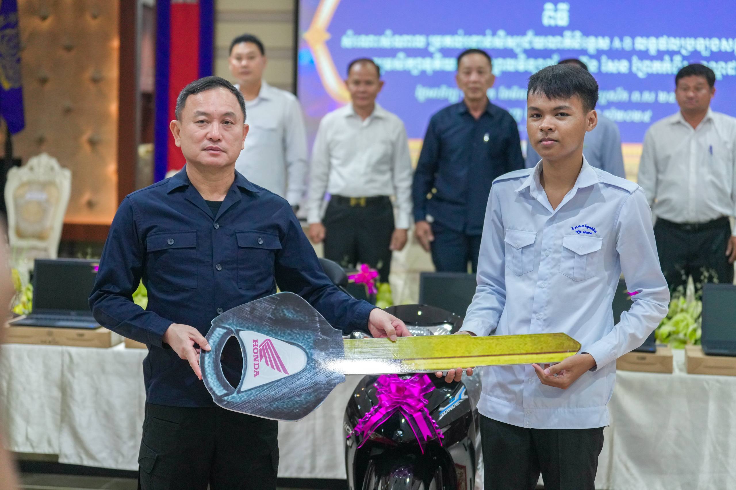 រយៈពេល១០ឆ្នាំចុងក្រោយ សិស្សថ្នាក់ទី១២ នៅវិទ្យាល័យសម្តេចតេជោ ហ៊ុន សែន ព្រែកកំពឹស ដែលបានប្រលងសញ្ញាបត្រមធ្យមសិក្សាទុតិយភូមិ ជាប់និទ្ទេស A និង និទ្ទេស B តែងទទួលបានរង្វាន់លើកទឹកចិត្ត ជាម៉ូតូ កុំព្យូទ័រ ថវិកា និងសម្ភារៈសិក្សាផ្សេងៗ ពីឧត្តមសេនីយ៍ឯក រ័ត្ន ស្រ៊ាង! រយៈពេល១០ឆ្នាំចុងក្រោយ សិស្សថ្នាក់ទី១២ នៅវិទ្យាល័យសម្តេចតេជោ ហ៊ុន សែន ព្រែកកំពឹស ដែលបានប្រលងសញ្ញាបត្រមធ្យមសិក្សាទុតិយភូមិ ជាប់និទ្ទេស A និង និទ្ទេស B តែងទទួលបានរង្វាន់លើកទឹកចិត្ត ជាម៉ូតូ កុំព្យូទ័រ ថវិកា និងសម្ភារៈសិក្សាផ្សេងៗ ពីឧត្តមសេនីយ៍ឯក រ័ត្ន ស្រ៊ាង!