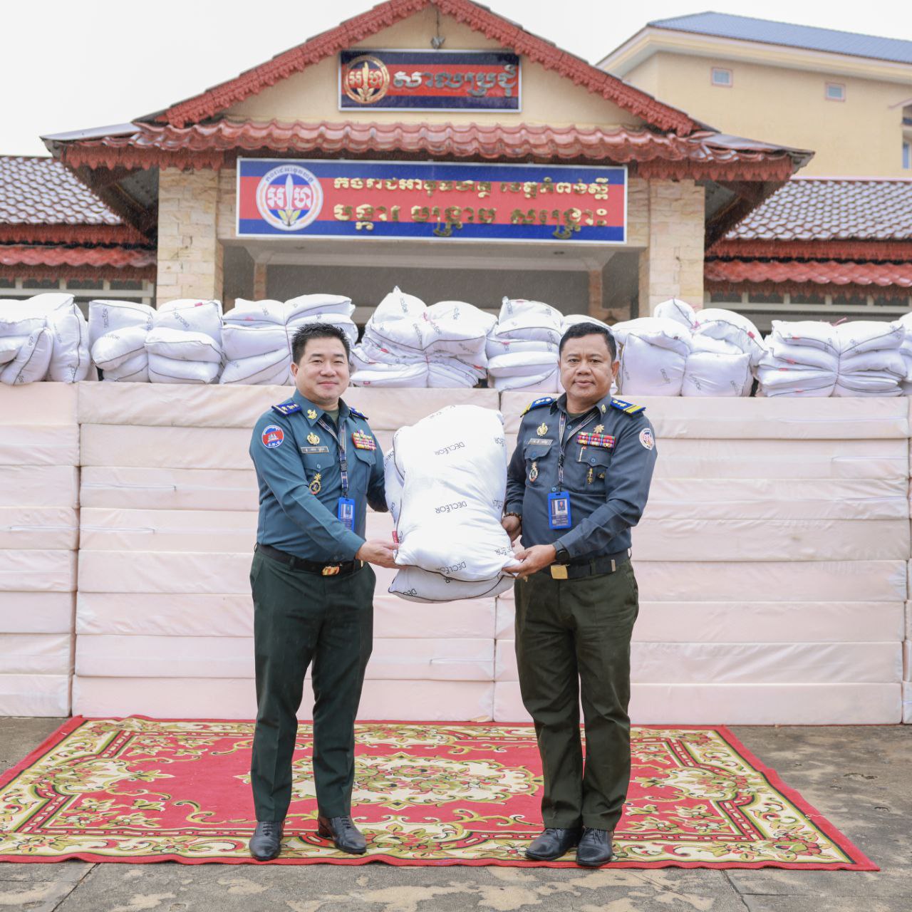 លោកឧត្តមសេនីយ៍ត្រី ម៉េង ស្រ៊ុន មេបញ្ជាការ កងរាជអាវុធហត្ថខេត្តកំពង់ស្ពឺ អញ្ជើញចែកសម្ភារៈដំណេកដល់មូលដ្ឋានក្រុងស្រុកទាំង ០៩ ស្របពេលអាកាសធាតុបច្ចុប្បន្នកំពុងចុះត្រជាក់….