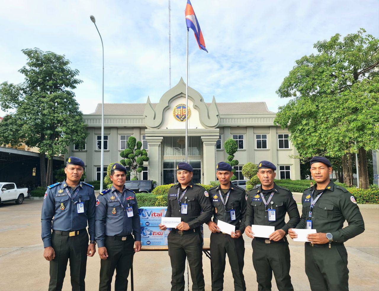 ក្រុមការងារអាវុធហត្ថរាជធានីភ្នំពេញ ប្រគល់អំណោយដល់សមាជិកចំនួន៥នាក់ ដែលមានប្រពន្ធទើបសម្រាលកូន! ក្រុមការងារអាវុធហត្ថរាជធានីភ្នំពេញ ប្រគល់អំណោយដល់សមាជិកចំនួន៥នាក់ ដែលមានប្រពន្ធទើបសម្រាលកូន!