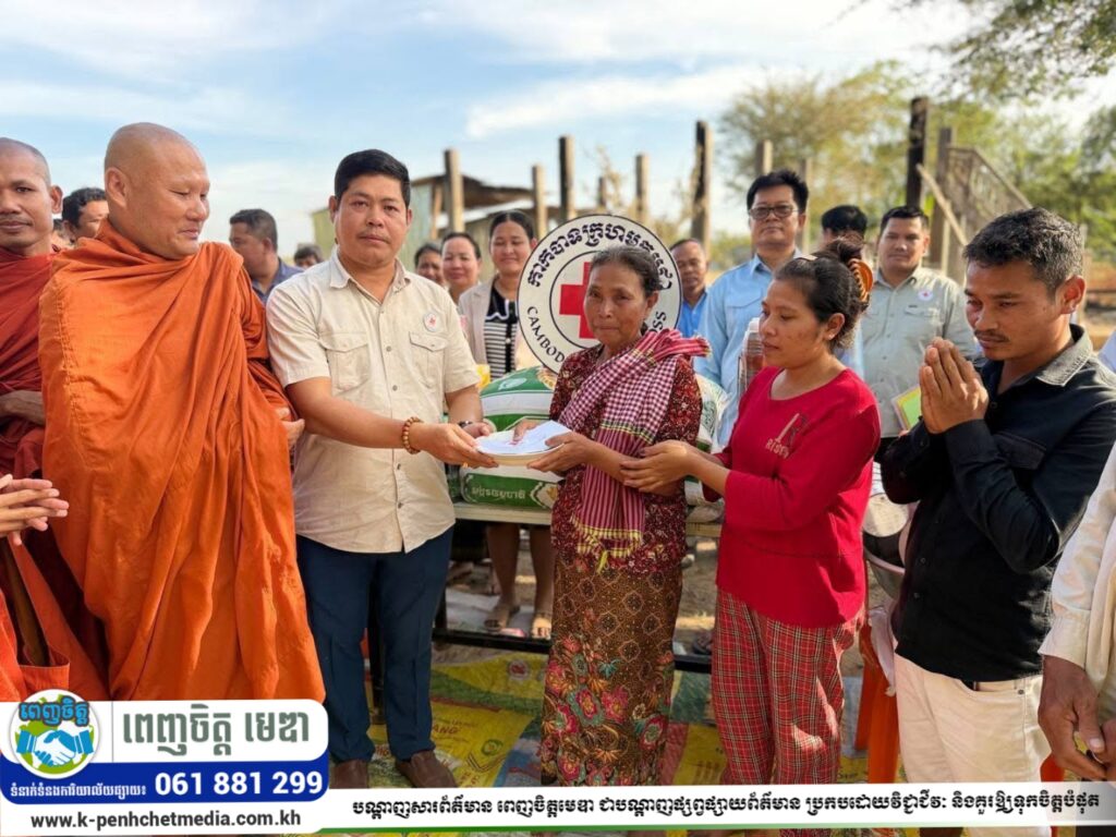 លោក ប៊ិន ឡាដា អភិបាលស្រុកស្រីសន្ធរ ចុះសួរសុខទុក្ខ និងនាំយកអំណោយមនុស្សធម៌ ជូនគ្រួសាររងគ្រោះអគ្គីភ័យ ឆេះអស់ផ្ទះមួយខ្នង ក្នុងភូមិតាំងក្រាំង