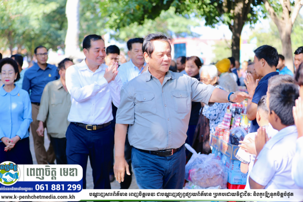 ឧត្តម អ៊ុន ចាន់ដា ចូលរួមអមដំណើរ ឯកឧត្តម អ៊ុច បូររិទ្ធ អនុប្រធានទី១ នៃព្រឹទ្ធសភា អញ្ជើញសួរសុខទុក្ខ និងនាំយកអំណោយដ៏ ថ្លៃថ្លារបស់សម្តេចតេជោ ហ៊ុន សែន ផ្តល់ជូនប្រជាពលរដ្ឋភៀសសឹក ក្នុងស្រុកស្រីសន្ធរ 