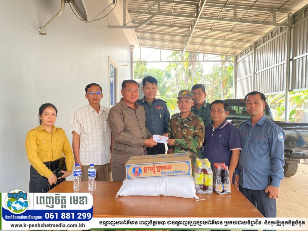 លោកសំ ពិសិដ្ឋ អភិបាលស្រុកចំការលើ យកអំណោយរបស់រដ្ឋបាលស្រុក ចុះសួរសុខទុក្ខវីរៈកងទ័ព ដែលបានប្រយុទ្ទទប់ទល់ជាមួយកងទ័ព សៀម រយៈពេល ២០ថ្ងៃ នៅតាមបន្ទាត់ព្រំដែន