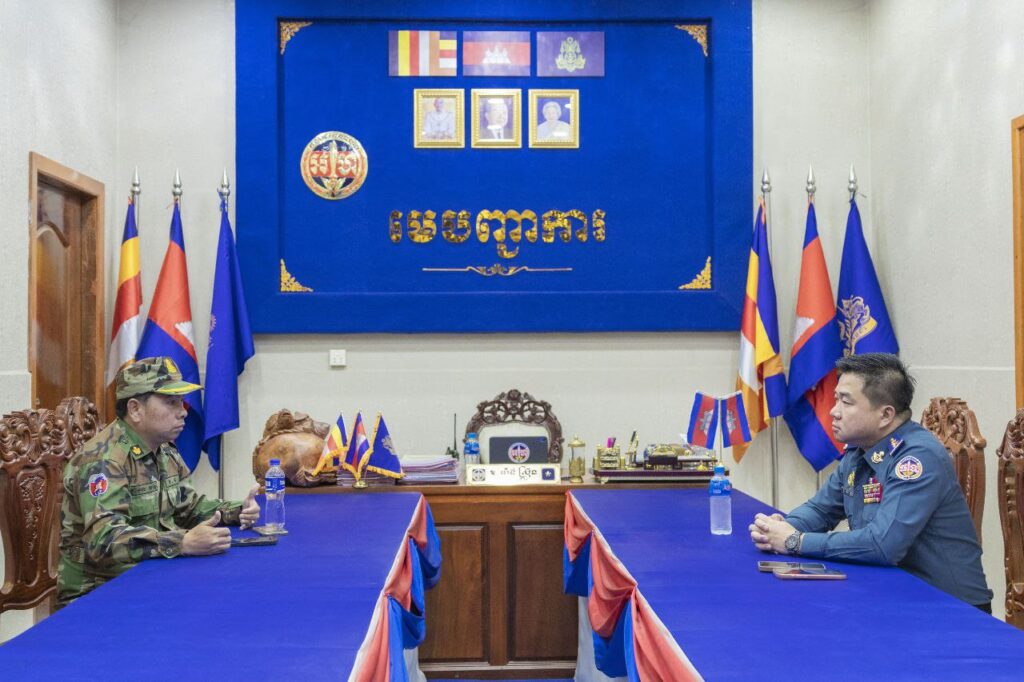 ក្រោម​ស្មារតី​មនុស្សធម៏​និងយកគំរូ​ដឹក​នាំ​ប្រ​កបដោយគុណធម៏ លោកឧត្តមសេនីយ៍ត្រី ម៉េង ស្រ៊ុន ប្រគល់នូវសម្ភារៈគ្រឿងឧបភោគបរិភោគមួយចំនួន​តាមរយៈ​ លោកឧត្តមសេនីយ៍ត្រី ចាយ សារិទ្ធ ដើម្បីយកទៅចែកជូនបន្តដល់កងកម្លាំងជួរមុខតាមបន្ទាត់ព្រំដែន កម្ពុជា​-ថៃ