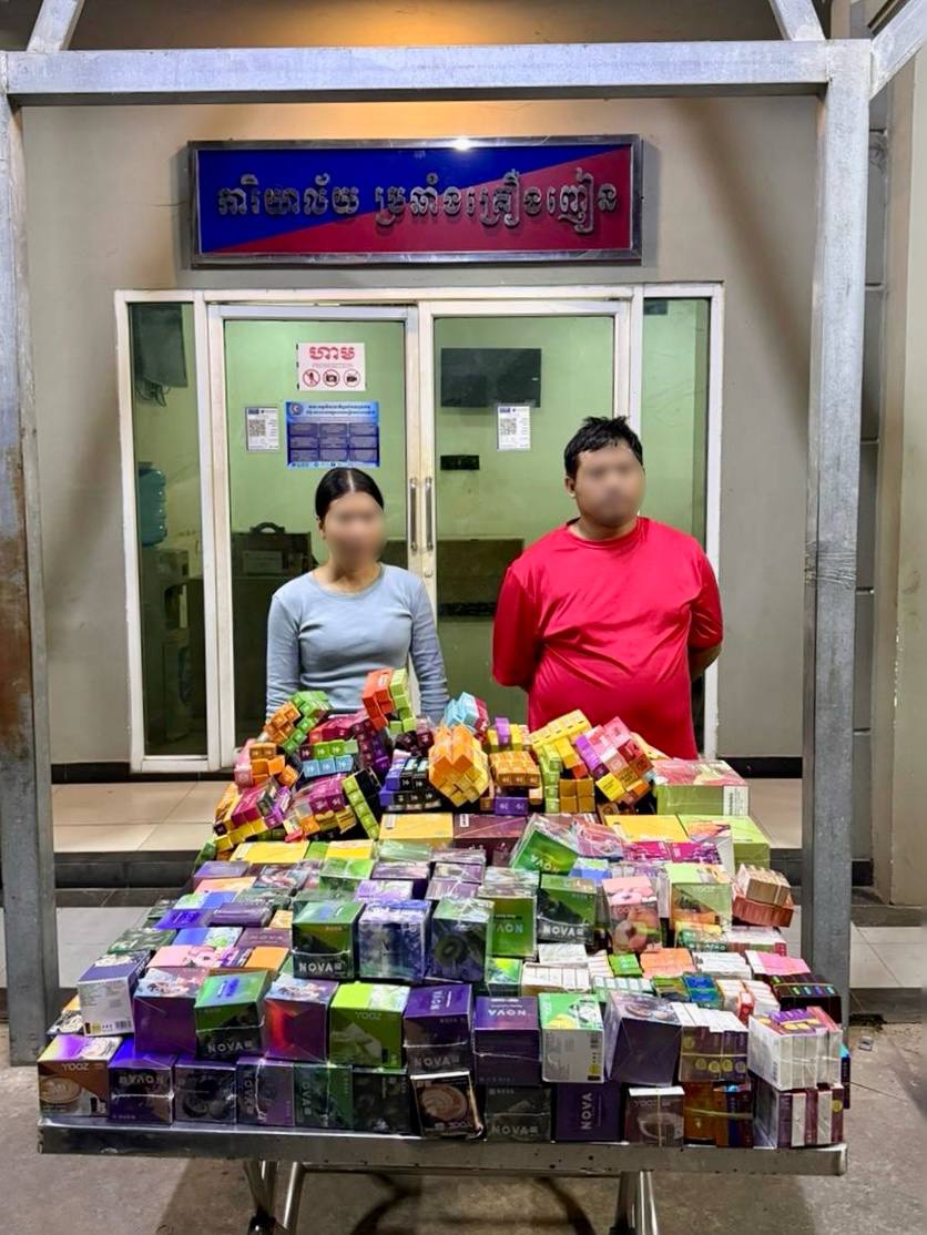 ឧបករណ៍អេឡិចត្រូនិកសម្រាប់ជក់សារធាតុគីមី សរុបជាងពីរពាន់ ត្រូវបានអាវុធហត្ថរាជធានីភ្នំពេញបង្ក្រាប! ឧបករណ៍អេឡិចត្រូនិកសម្រាប់ជក់សារធាតុគីមី សរុបជាងពីរពាន់ ត្រូវបានអាវុធហត្ថរាជធានីភ្នំពេញបង្ក្រាប!