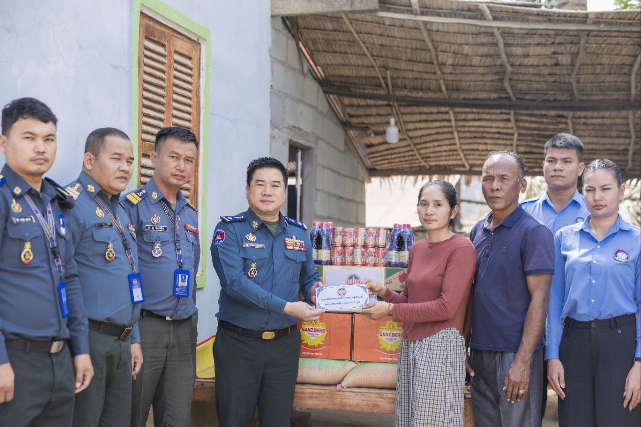 លោកឧត្តមសេនីយ៍ត្រី ម៉េង ស្រ៊ុន មេបញ្ជាការ បានអញ្ជើញបន្តដឹកនាំក្រុមការងារកងរាជអាវុធហត្ថខេត្តកំពង់ស្ពឺ ចុះសួរសុខទុក្ខ ប្រជាពលរដ្ឋ១គ្រួសារដែលកំពុងសម្រាកព្យាបាលជំងឺស្លាប់មួយចំហៀងខ្លួននៅផ្ទះកូនស្រី ត្រូវជាឪពុកបង្កើត លោក ផុន សង្ហា វីរៈកងទ័ពឈរជើងនៅទិសប្រាសាទព្រះវិហារ… លោកឧត្តមសេនីយ៍ត្រី ម៉េង ស្រ៊ុន មេបញ្ជាការ បានអញ្ជើញបន្តដឹកនាំក្រុមការងារកងរាជអាវុធហត្ថខេត្តកំពង់ស្ពឺ ចុះសួរសុខទុក្ខ ប្រជាពលរដ្ឋ១គ្រួសារដែលកំពុងសម្រាកព្យាបាលជំងឺស្លាប់មួយចំហៀងខ្លួននៅផ្ទះកូនស្រី ត្រូវជាឪពុកបង្កើត លោក ផុន សង្ហា វីរៈកងទ័ពឈរជើងនៅទិសប្រាសាទព្រះវិហារ…