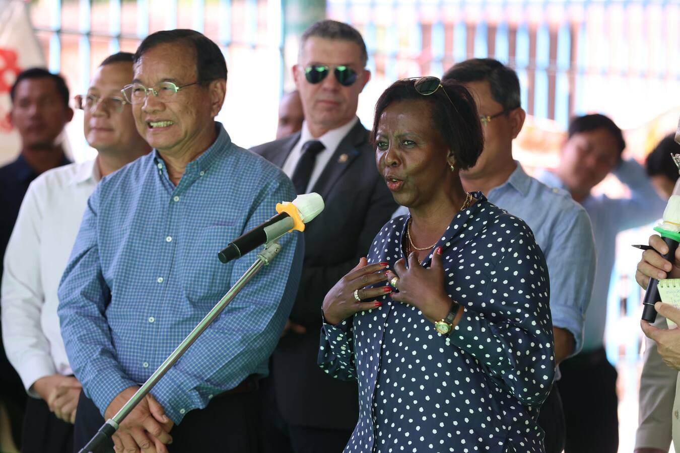 លោកជំទាវ អគ្គលេខាធិការ OIF អញ្ជើញចុះសួរសុខទុក្ខជនភៀសសឹកកម្ពុជា កំពុងស្នាក់នៅក្នុងវត្តសំពៅលូន ស្រុកក្រឡាញ់ ខេត្តសៀមរាប