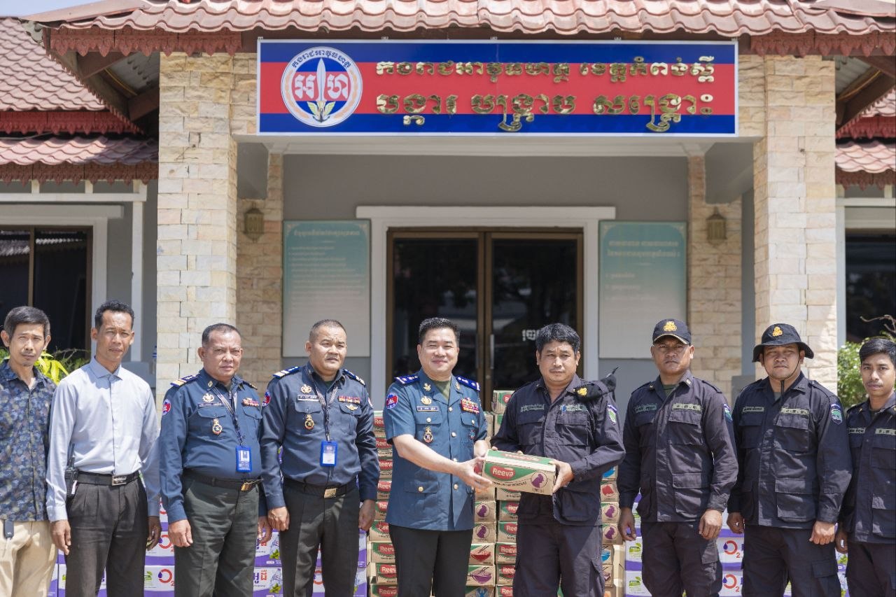 លោកឧត្តមសេនីយ៍ត្រី ម៉េង ស្រ៊ុន មេបញ្ជាការ បានចាត់ឲ្យក្រុមការងារកងរាជអាវុធហត្ថរៀបចំចាត់ចែងនូវសម្ភារៈមួយចំនួន ក្នុងការជួយឧបត្ថម្ភដល់ បងប្អូនវីរៈកងទ័ពជួរមុខ អង្គភាពវរសេនាតូច៦១ បញ្ជាការដ្ឋានរថក្រោះ អគ្គបញ្ចាការ ឈរជើងនៅទិសខេត្តព្រះវិហារ… លោកឧត្តមសេនីយ៍ត្រី ម៉េង ស្រ៊ុន មេបញ្ជាការ បានចាត់ឲ្យក្រុមការងារកងរាជអាវុធហត្ថរៀបចំចាត់ចែងនូវសម្ភារៈមួយចំនួន ក្នុងការជួយឧបត្ថម្ភដល់ បងប្អូនវីរៈកងទ័ពជួរមុខ អង្គភាពវរសេនាតូច៦១ បញ្ជាការដ្ឋានរថក្រោះ អគ្គបញ្ចាការ ឈរជើងនៅទិសខេត្តព្រះវិហារ…